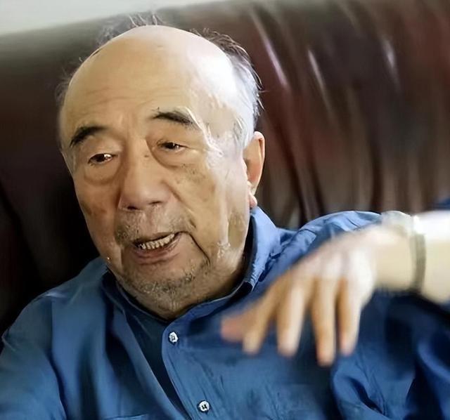 老演员李丁的璀璨人生，从演艺之路到隐藏小巷的特色小店之旅