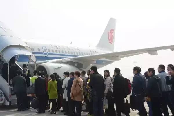 最新登机服，小巷中的时尚秘密引领潮流新风尚